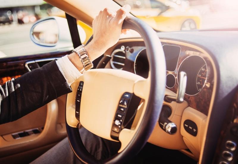 Luxusuhren und Luxusautos