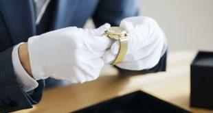 Expert assesses wristwatch - reputable sale of watches