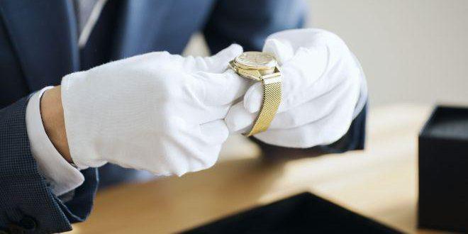 Expert assesses wristwatch - reputable sale of watches